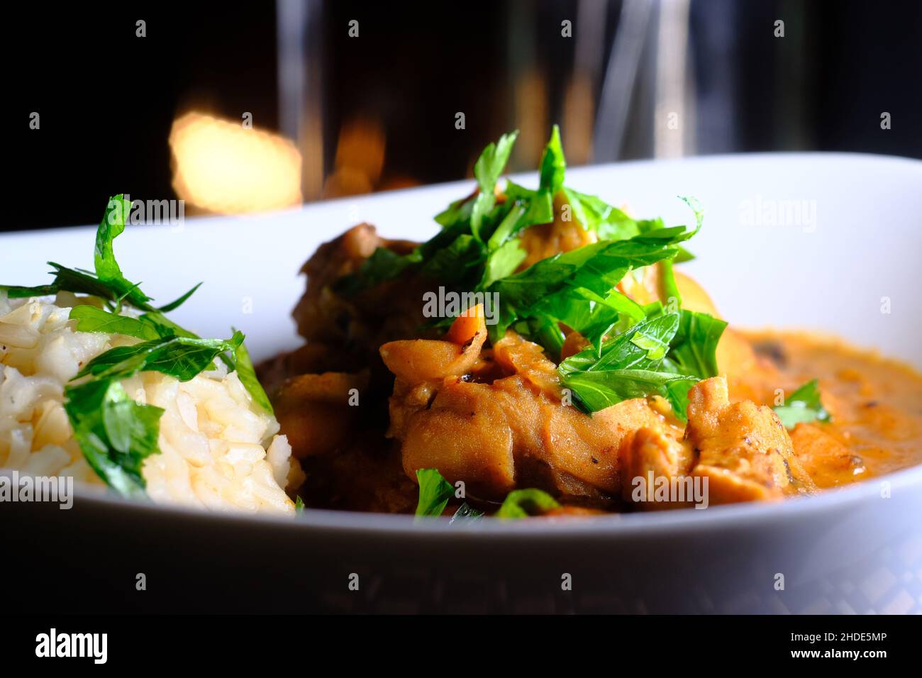 Ungarische Paprikas mit braunem Reis und Petersilie garnieren Stockfoto