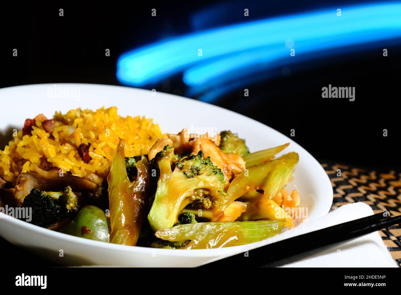 Chinesische szechuan Knoblauch Huhn Kombination mit Schweinefleisch gebratenen Reis Stockfoto