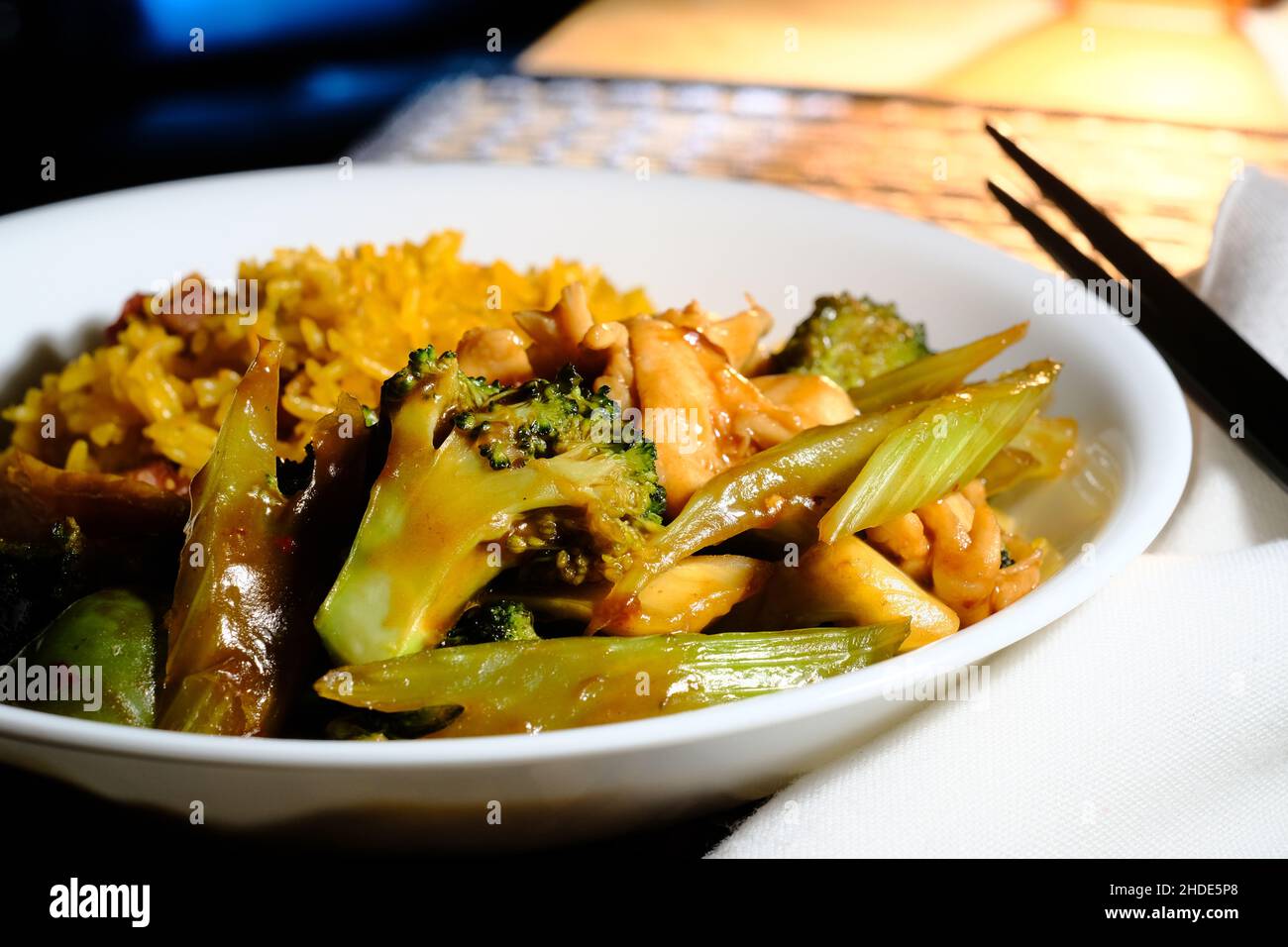 Chinesische szechuan Knoblauch Huhn Kombination mit Schweinefleisch gebratenen Reis Stockfoto
