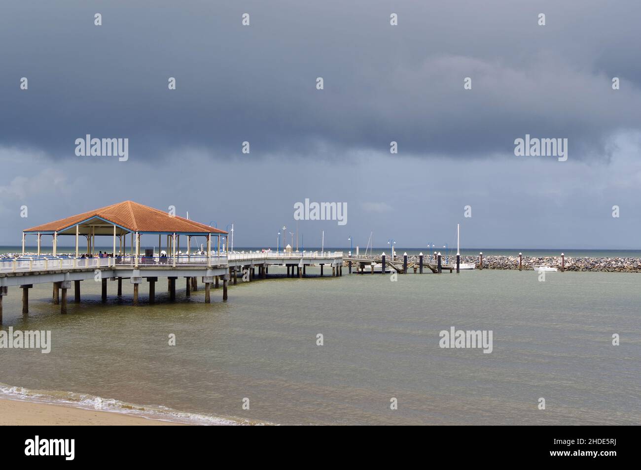 Über Redcliffe Jetty, Queensland, ziehen sich Sturmwolken Stockfoto