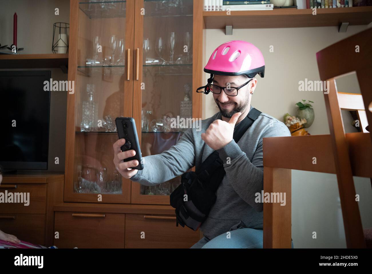 Porträt eines bärtigen Mannes, der Selfie gemacht hat Stockfoto