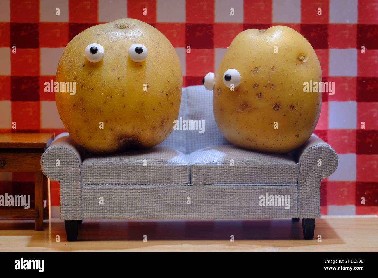 Faule Couch Kartoffel Mann und Frau Wohnzimmer Sofa Konzept Stockfoto