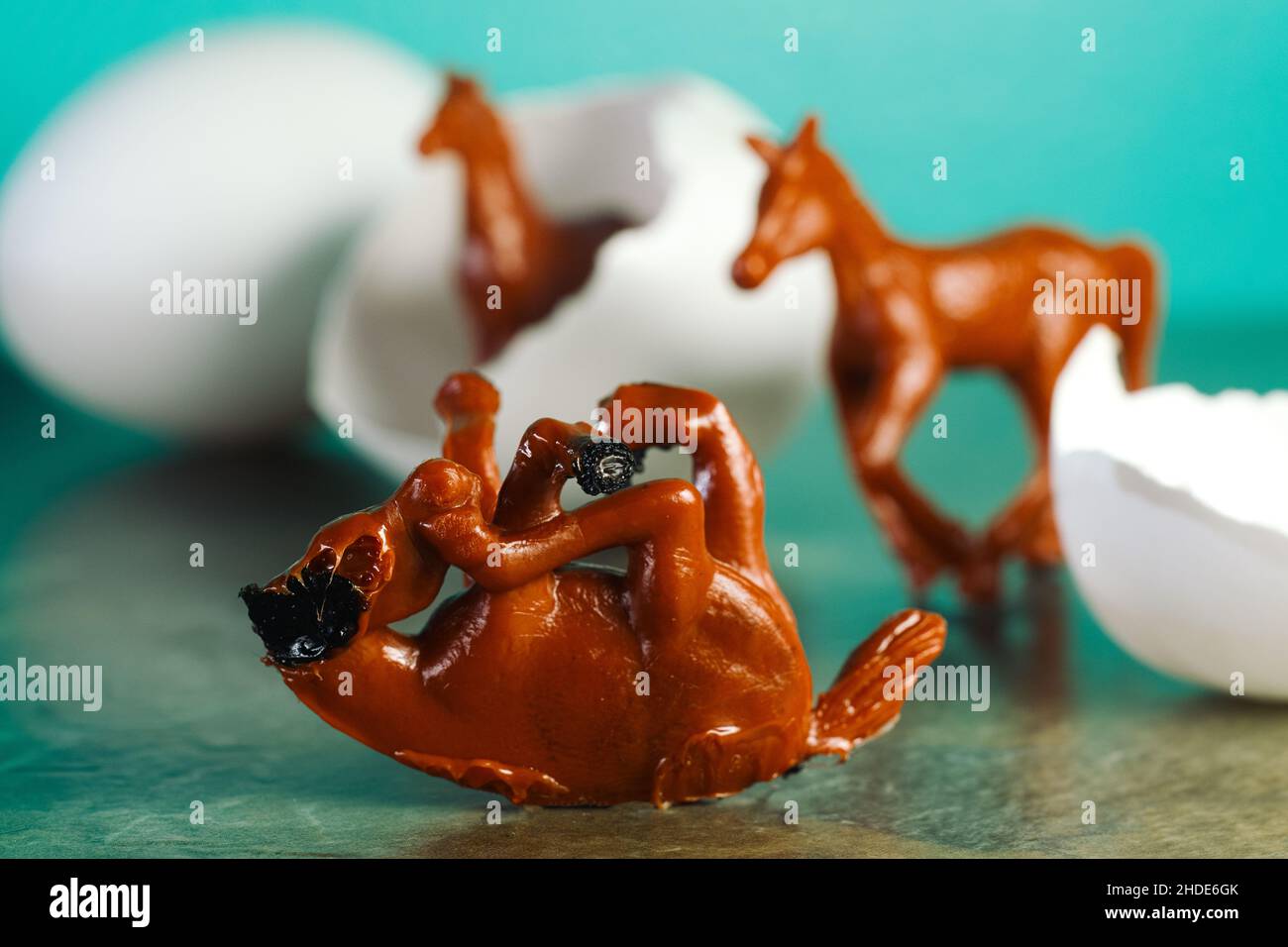 Defektes defektes Spielzeug Pferd schlüpfen aus Ei abstrakten Konzept Stockfoto