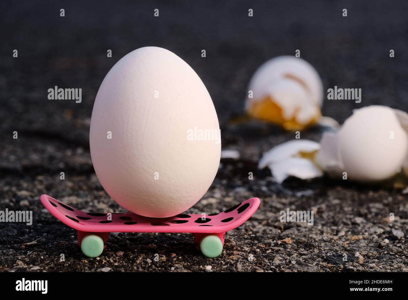 Egg Riding Skateboard als Metapher für das Lernen aus Fehlern Stockfoto