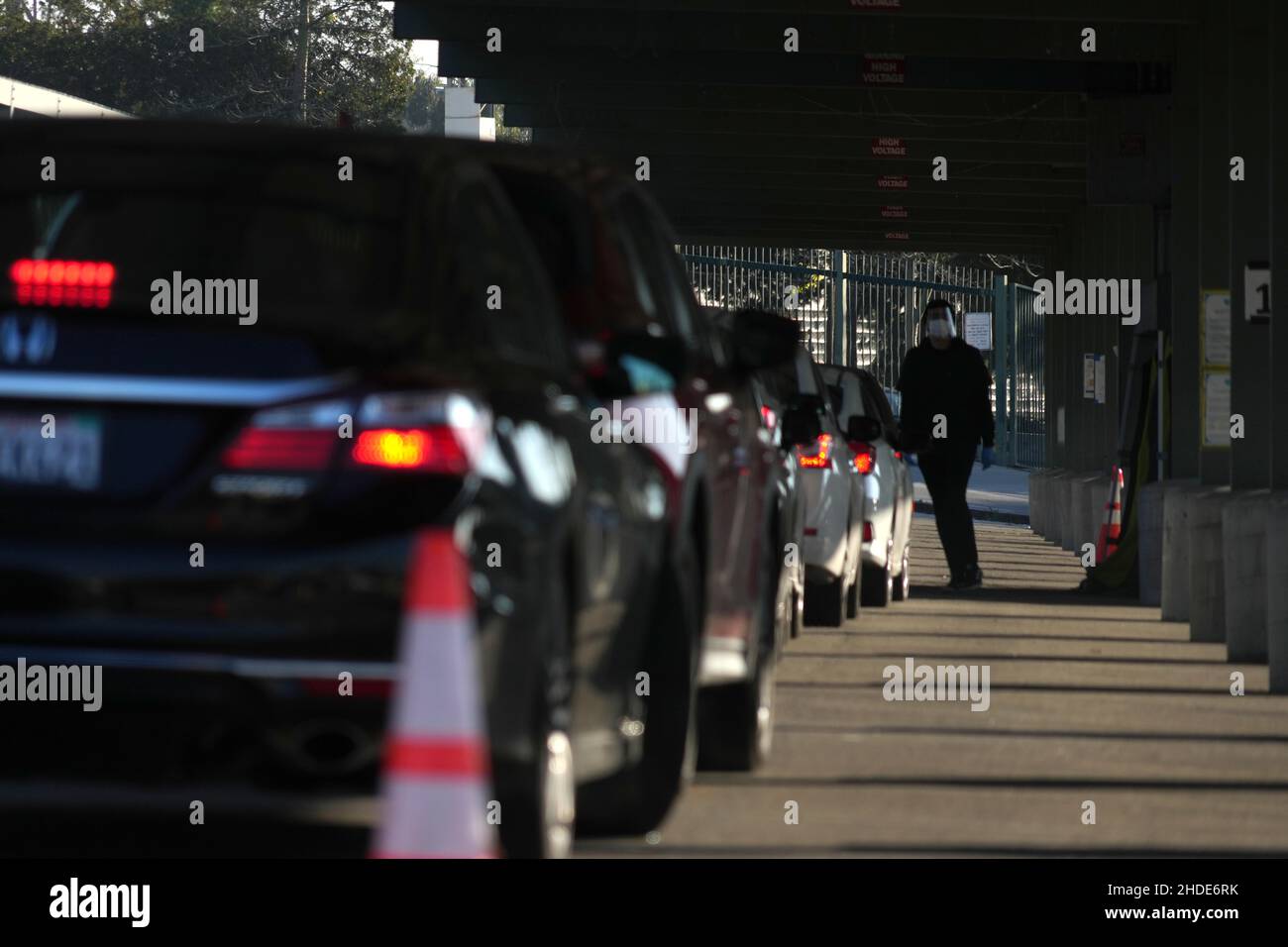 Autofahrer-Aufstellung auf einem Drive-Thru-Coronavirus COVID-19 Testgelände inmitten des Anstiegs der omicron-Variante am East Los Angeles College, Mittwoch, den Stockfoto