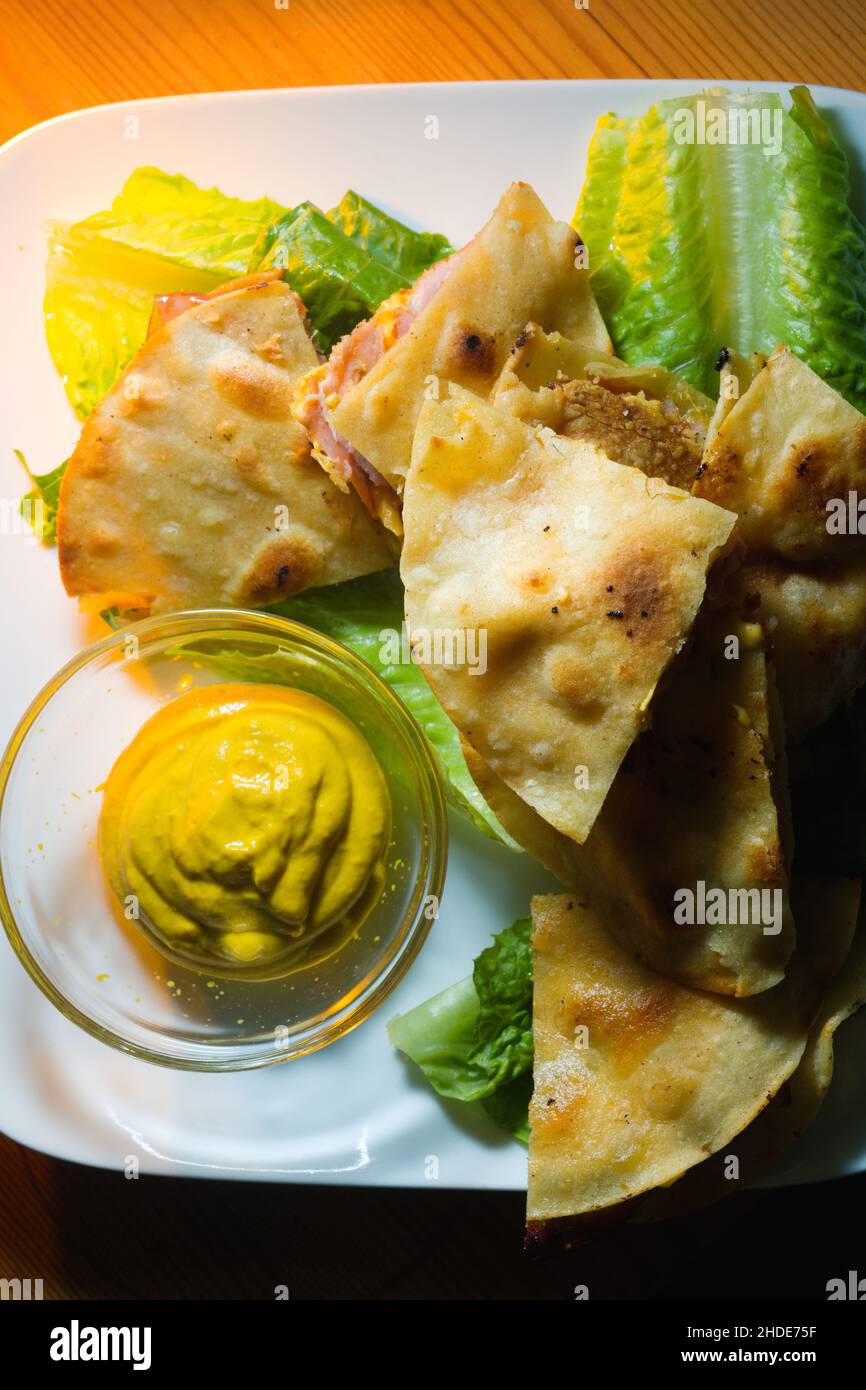 Quesadilla mit Schinken und Käse in stimmungsvollen Bar-Ambiente Stockfoto