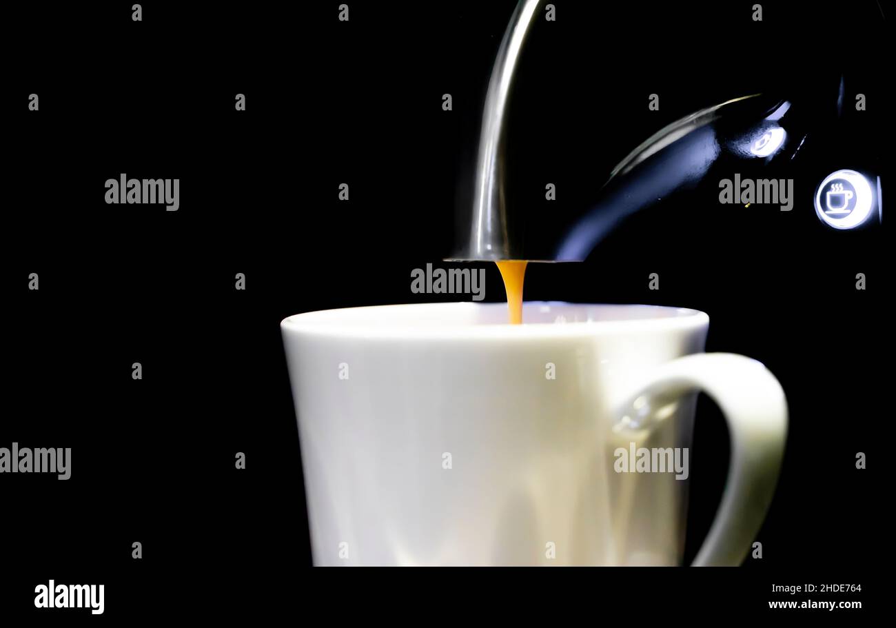 Kaffeemaschine Espressomaschine Nase über einer Kaffeetasse. Kaffee tropft hinein. Mit Kopierbereich. Konzept- Routine, Kaffee, Kaffee-abhängig Stockfoto