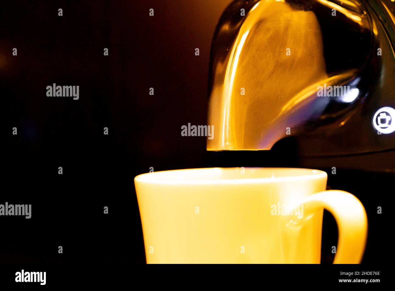 Kaffeemaschine Espressomaschine Nase über einer Kaffeetasse. Mit Kopierbereich. Konzept- Routine, Kaffee, Kaffeeabhängigkeit Stockfoto