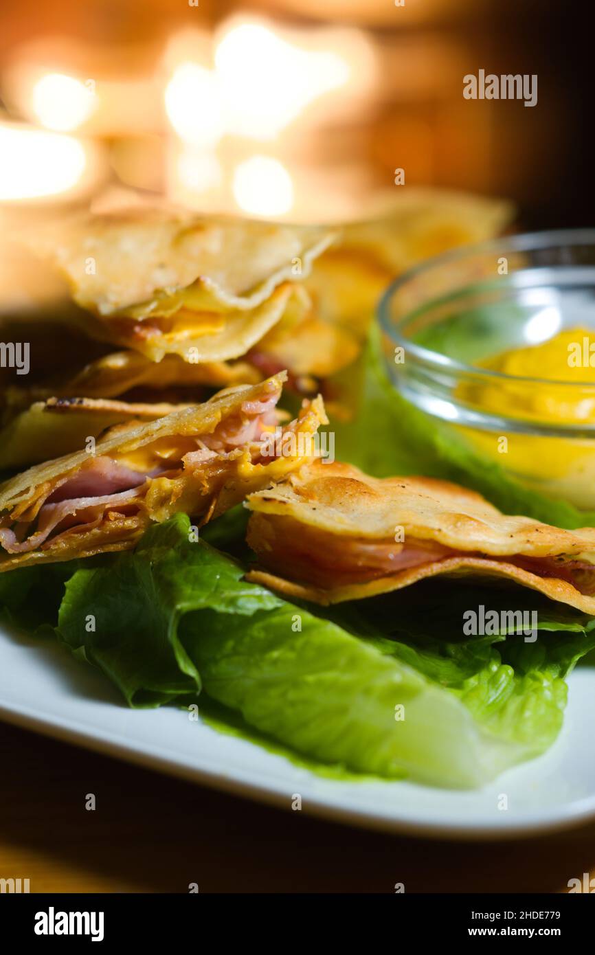 Quesadilla mit Schinken und Käse in stimmungsvollen Bar-Ambiente Stockfoto