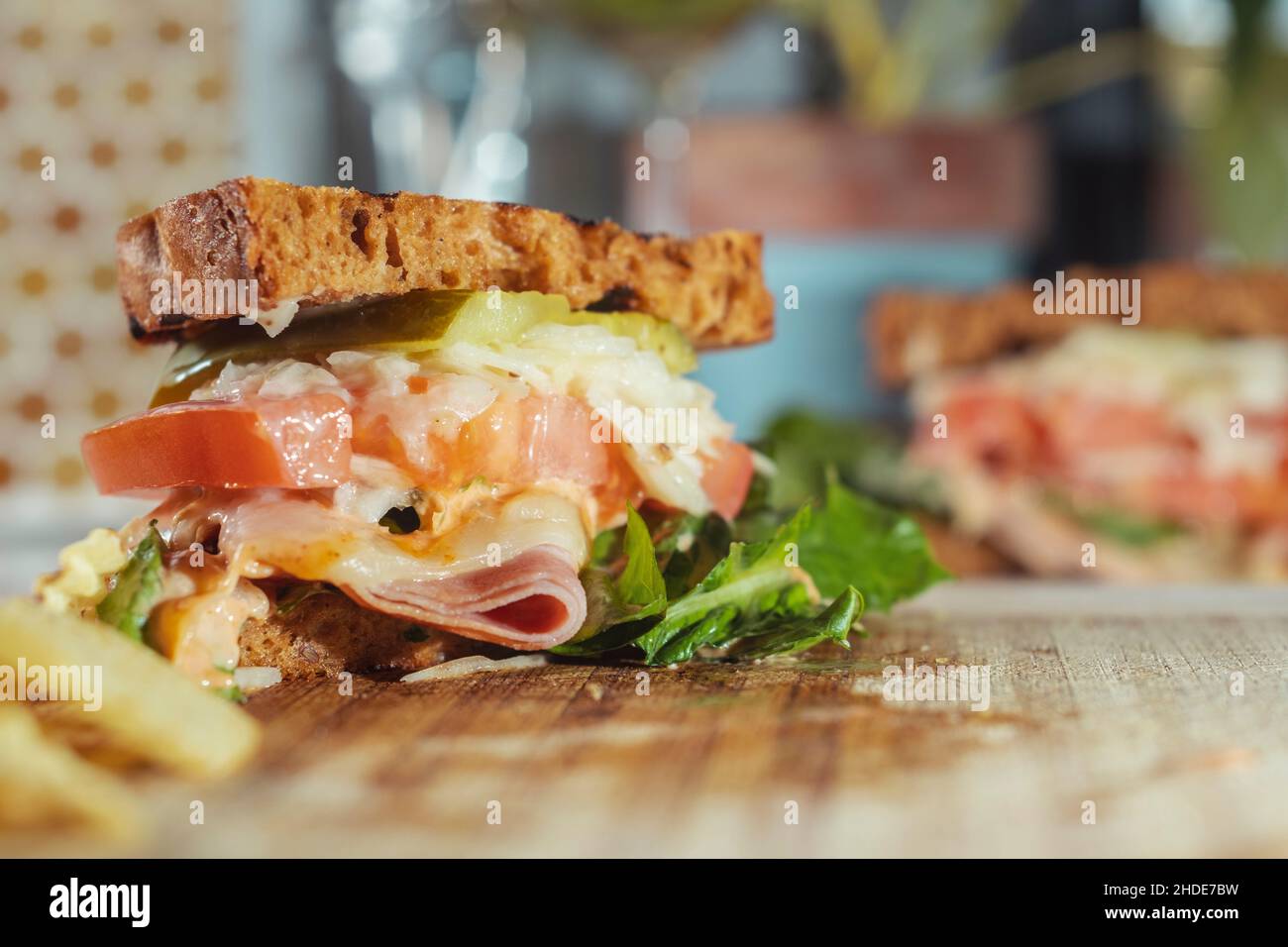 Geröstetes schinken-Sandwich aus reuben mit cole Slaw und Thousand Island Dressing Stockfoto