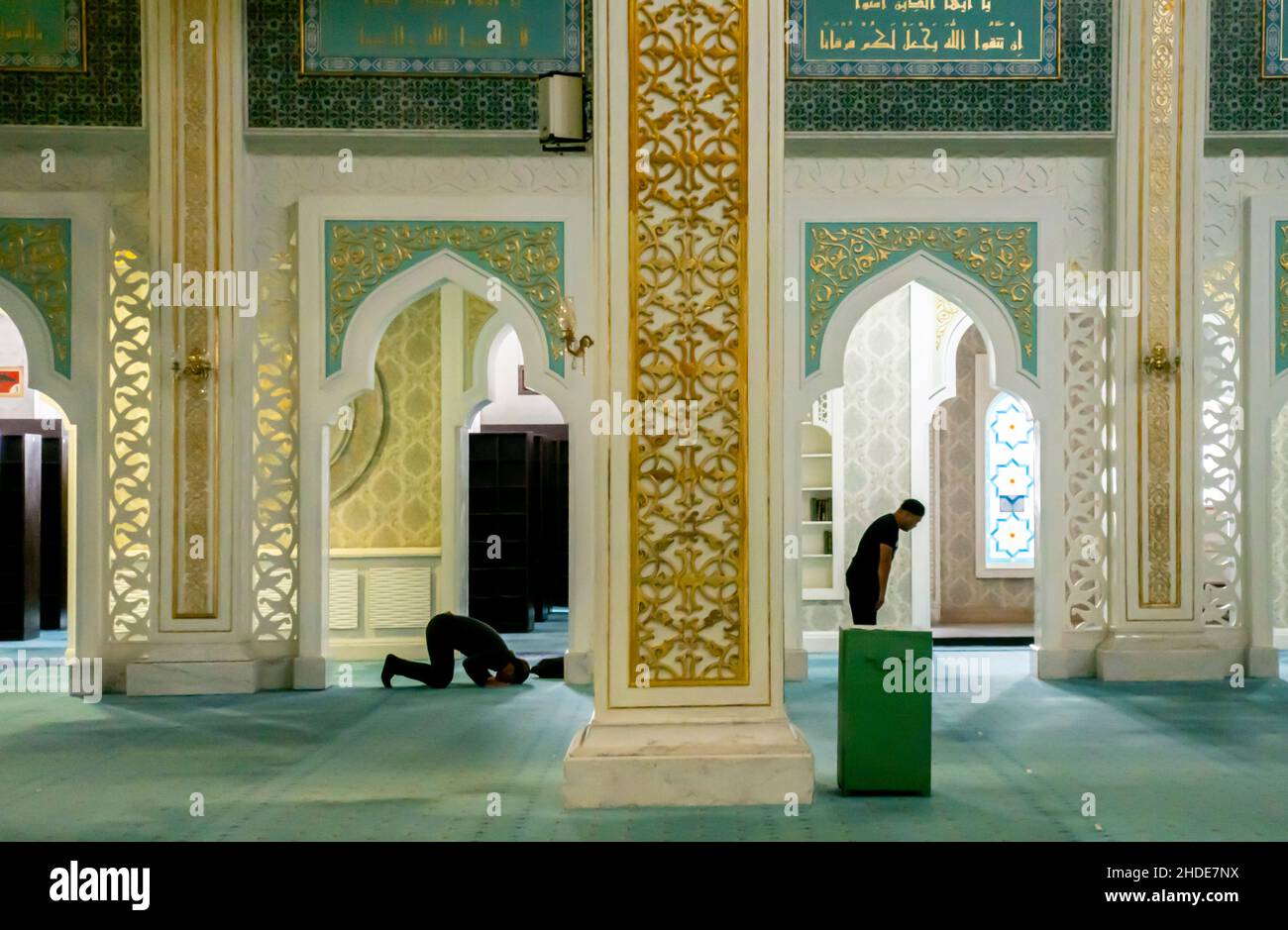 Innenraum der Khazret-Sultan-Moschee, nur-Sultan, Kasachstan, Zentralasien. Hazret Sultan Moschee Dekoration im Inneren. Stockfoto
