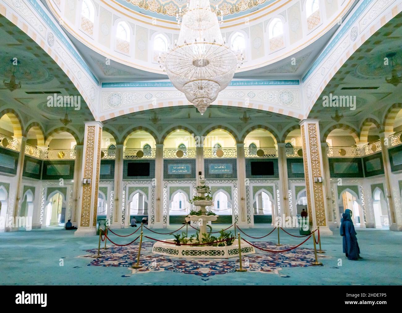 Innenraum der Khazret-Sultan-Moschee, nur-Sultan, Kasachstan, Zentralasien. Hazret Sultan Moschee Dekoration im Inneren. Stockfoto
