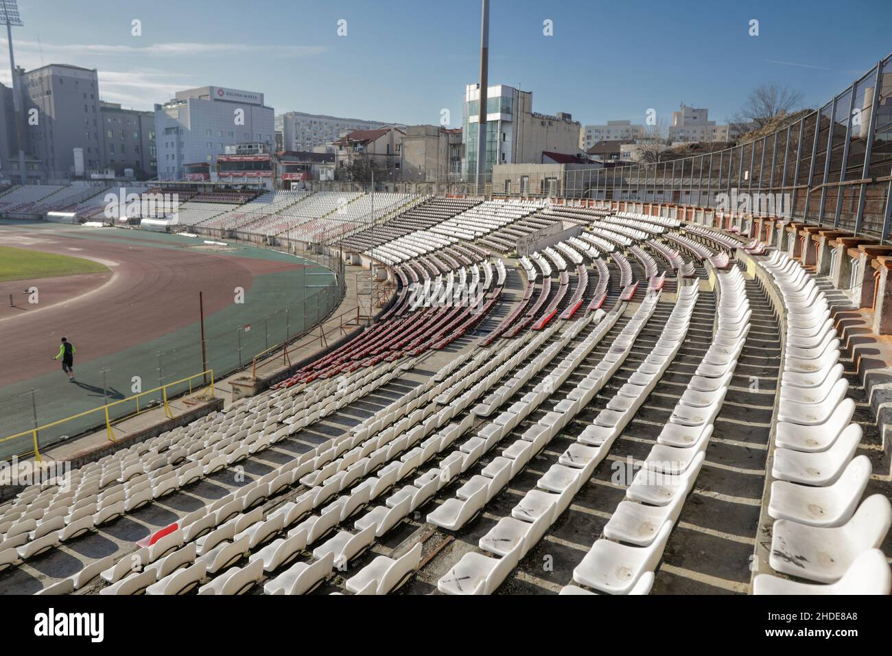 Bukarest, Rumänien - 5. Januar 2022: Das Dinamo-Stadion in Bukarest an einem sonnigen Wintertag. Stockfoto