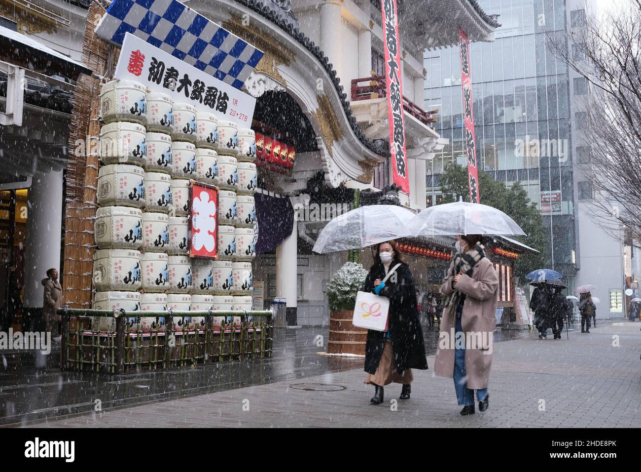 Am 6. Januar 2022 fällt Schnee vor dem Kabukiza-Theater im Ginza-Viertel von Tokio in Tokio, Japan. Quelle: AFLO/Alamy Live News Stockfoto