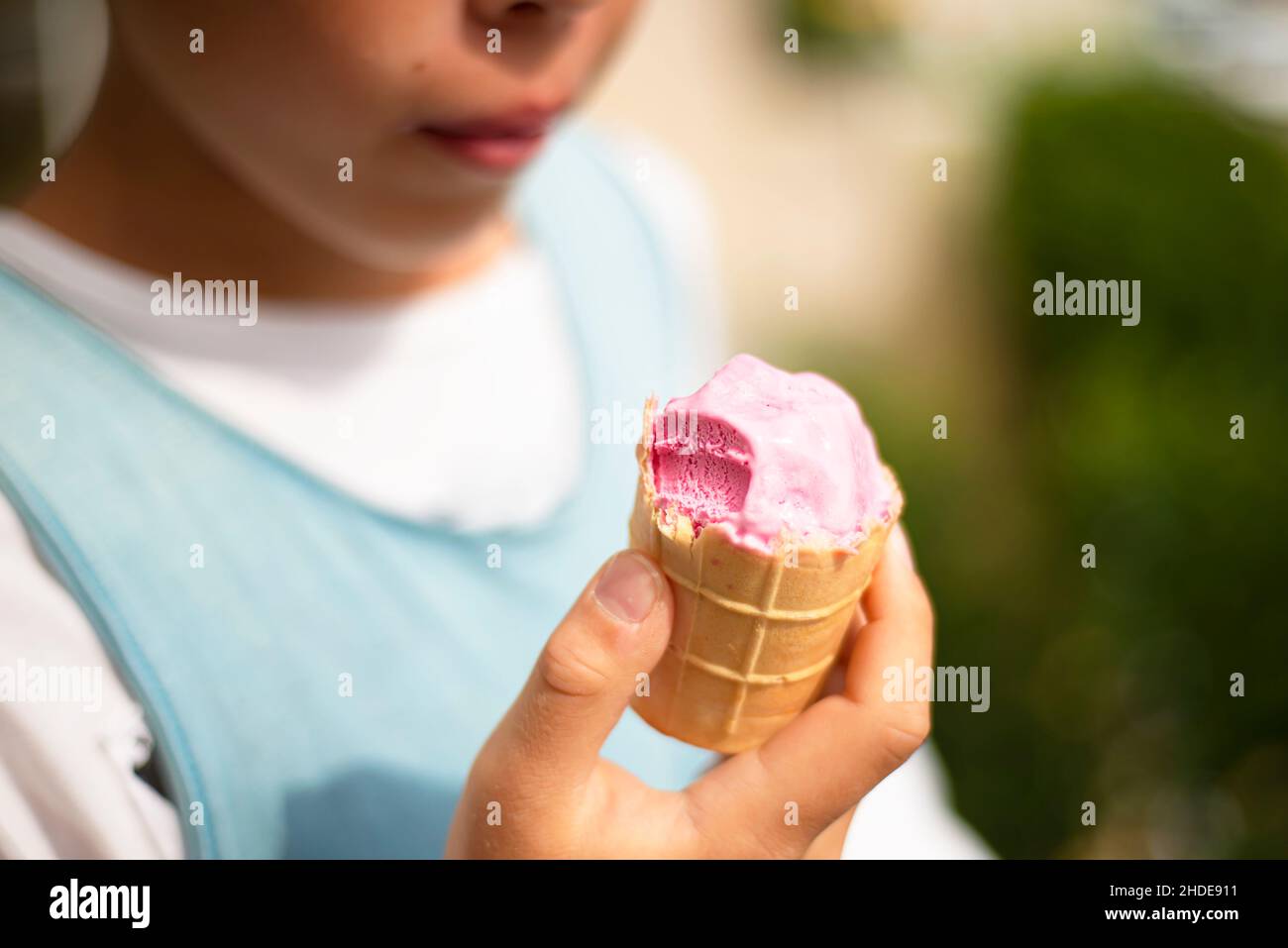 Erdbeereis in den Händen eines Jungen. Stockfoto Erdbeereis in den Händen eines Jungen. Stockfoto
