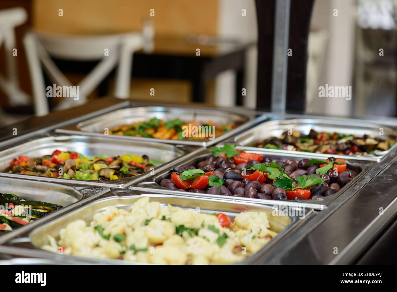 Ein Antipasti-Buffet mit verschiedenem und sehr appetitlichem Gemüse in einem italienischen Restaurant. Stockfoto