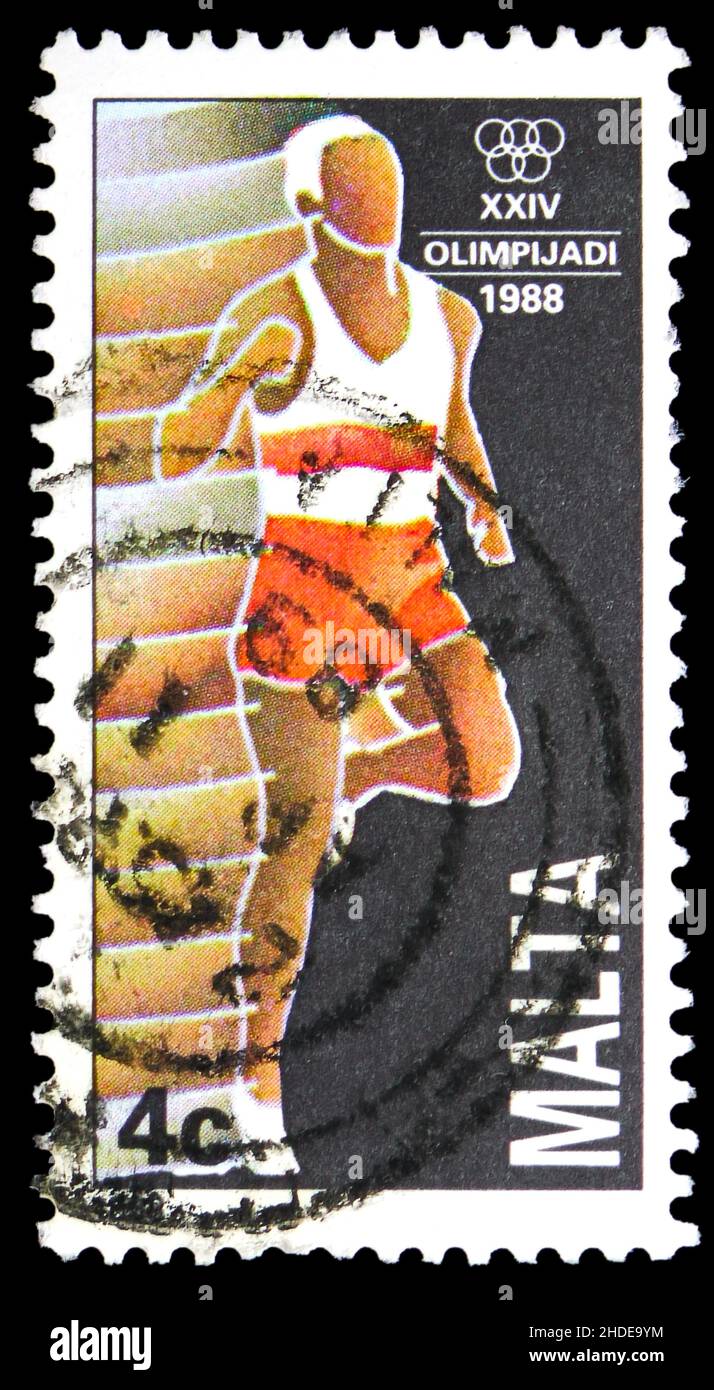 MOSKAU, RUSSLAND - 4. NOVEMBER 2021: Briefmarke gedruckt in Malta zeigt Leichtathletik, Olympische Sommerspiele 1988 - Seoul Serie, um 1988 Stockfoto