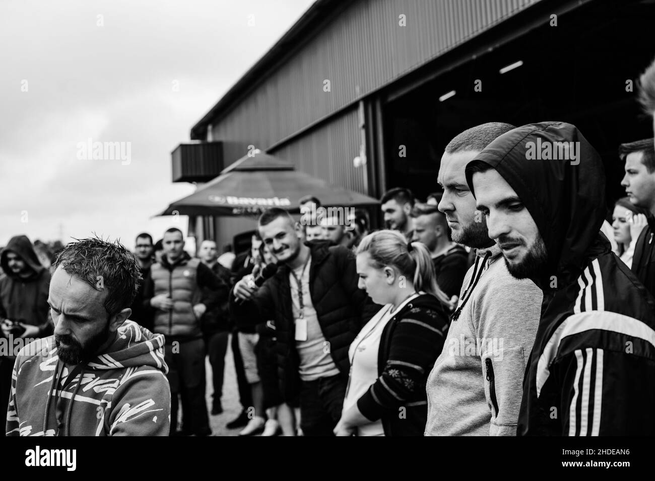Eine Gruppe von Menschen vor dem Lager in Brcko, Bosnien und Herzegowina Stockfoto