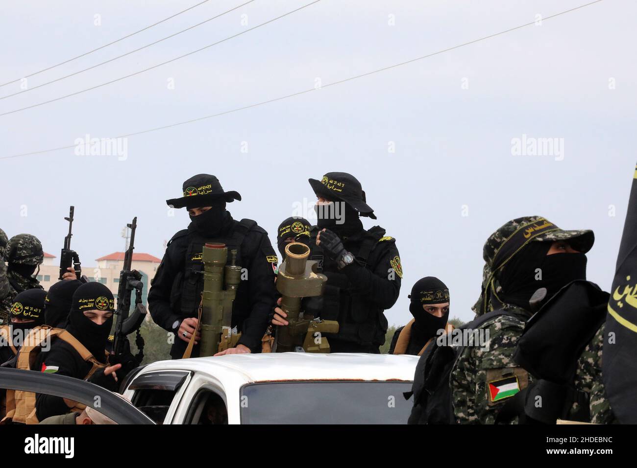 Mitglieder von Saraya al-Quds, dem militärischen Flügel des Palästinensischen Islamischen Jihad, gehen am 5. Januar 2021 zu einer Parade in Gaza-Stadt. Stockfoto