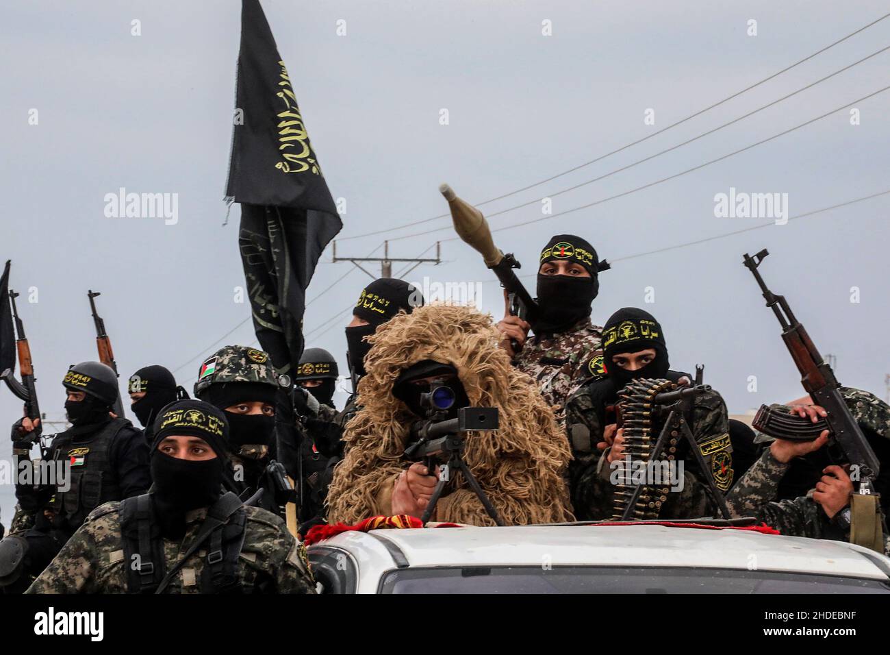 Mitglieder von Saraya al-Quds, dem militärischen Flügel des Palästinensischen Islamischen Jihad, gehen am 5. Januar 2021 zu einer Parade in Gaza-Stadt. Stockfoto