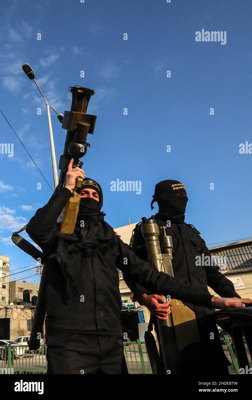 Mitglieder von Saraya al-Quds, dem militärischen Flügel des Palästinensischen Islamischen Jihad, gehen am 5. Januar 2021 zu einer Parade in Gaza-Stadt. Stockfoto