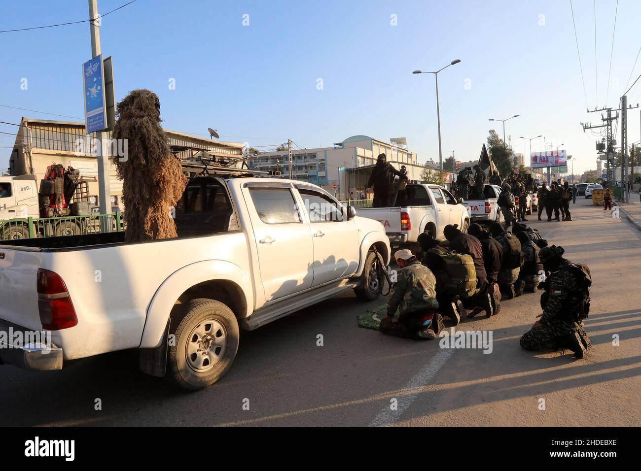 Mitglieder von Saraya al-Quds, dem militärischen Flügel des Palästinensischen Islamischen Jihad, gehen am 5. Januar 2021 zu einer Parade in Gaza-Stadt. Stockfoto