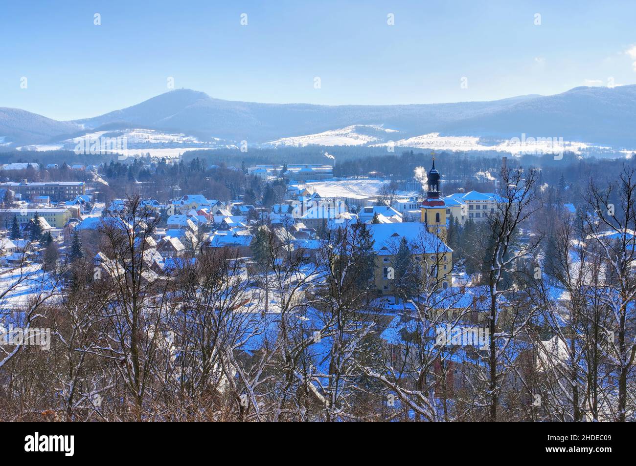 Die Stadt Grossschoenau im Winter mit viel Schnee, Sachsen in Deutschland Stockfoto