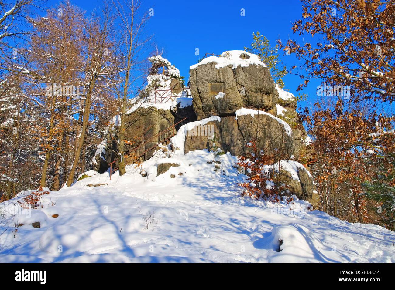Zittauer Gebirge, der Fels Hieronymusstein im Winter mit viel Schnee Stockfoto