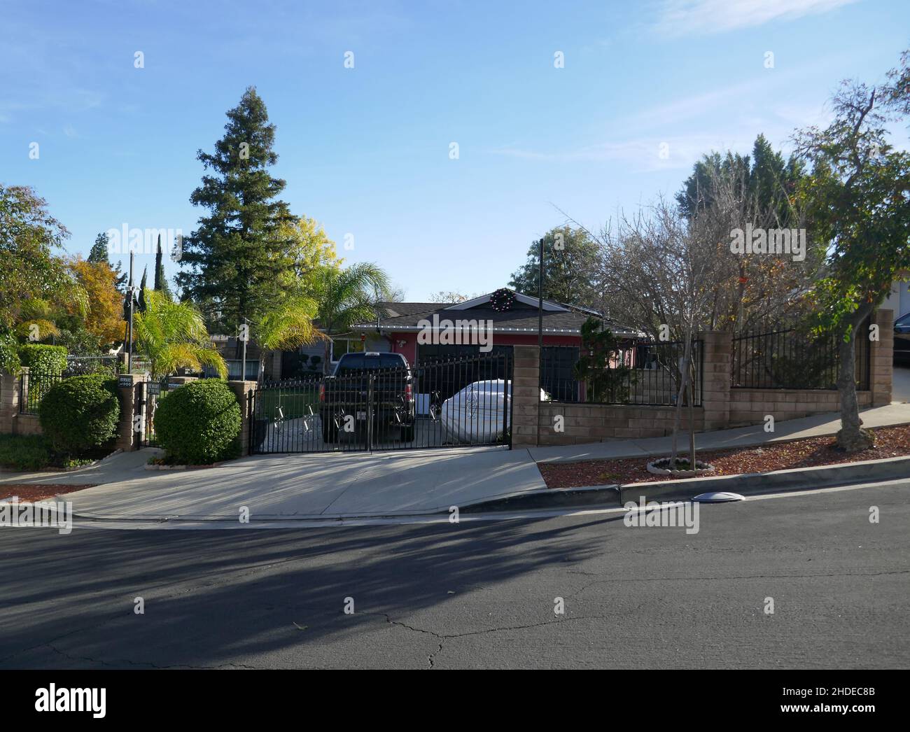 Canoga Park, California, USA 1st. Januar 2022 Eine allgemeine Sicht auf die Atmosphäre im Haus/Haus der Schauspielerin Judith Barsi in der Michale Street 22100 am 1. Januar 2022 in Canoga Park, Kalifornien, USA. Judith Barsi war Kinderdarstellerin und in Filmen wie Jaws, und spielte Stimmen für das Land vor Time und All Dogs Go to Heaven. Hier war sie zu Hause, wo ihr Vater sie ermordete und ihre Mutter sich am 25. Juli 1988 selbst tötete. Foto von Barry King/Alamy Stockfoto Stockfoto