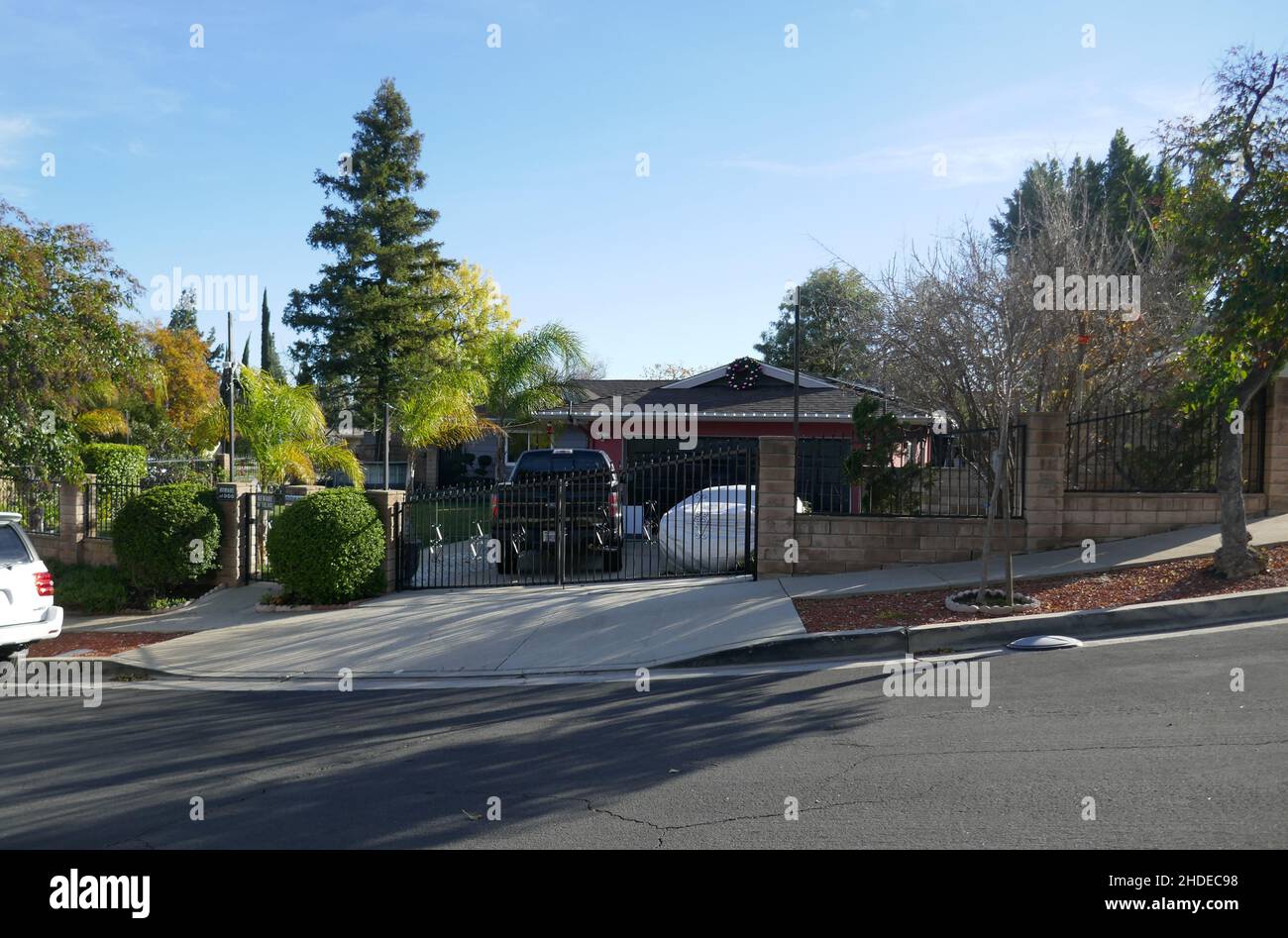 Canoga Park, California, USA 1st. Januar 2022 Eine allgemeine Sicht auf die Atmosphäre im Haus/Haus der Schauspielerin Judith Barsi in der Michale Street 22100 am 1. Januar 2022 in Canoga Park, Kalifornien, USA. Judith Barsi war Kinderdarstellerin und in Filmen wie Jaws, und spielte Stimmen für das Land vor Time und All Dogs Go to Heaven. Hier war sie zu Hause, wo ihr Vater sie ermordete und ihre Mutter sich am 25. Juli 1988 selbst tötete. Foto von Barry King/Alamy Stockfoto Stockfoto
