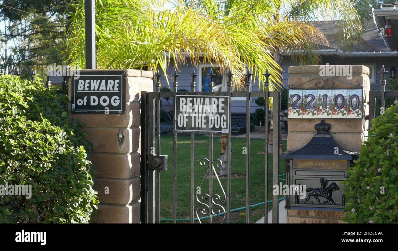 Canoga Park, California, USA 1st. Januar 2022 Eine allgemeine Sicht auf die Atmosphäre im Haus/Haus der Schauspielerin Judith Barsi in der Michale Street 22100 am 1. Januar 2022 in Canoga Park, Kalifornien, USA. Judith Barsi war Kinderdarstellerin und in Filmen wie Jaws, und spielte Stimmen für das Land vor Time und All Dogs Go to Heaven. Hier war sie zu Hause, wo ihr Vater sie ermordete und ihre Mutter sich am 25. Juli 1988 selbst tötete. Foto von Barry King/Alamy Stockfoto Stockfoto