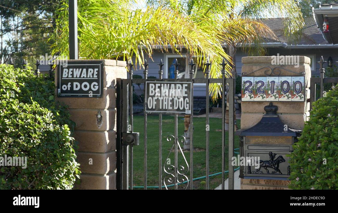 Canoga Park, California, USA 1st. Januar 2022 Eine allgemeine Sicht auf die Atmosphäre im Haus/Haus der Schauspielerin Judith Barsi in der Michale Street 22100 am 1. Januar 2022 in Canoga Park, Kalifornien, USA. Judith Barsi war Kinderdarstellerin und in Filmen wie Jaws, und spielte Stimmen für das Land vor Time und All Dogs Go to Heaven. Hier war sie zu Hause, wo ihr Vater sie ermordete und ihre Mutter sich am 25. Juli 1988 selbst tötete. Foto von Barry King/Alamy Stockfoto Stockfoto