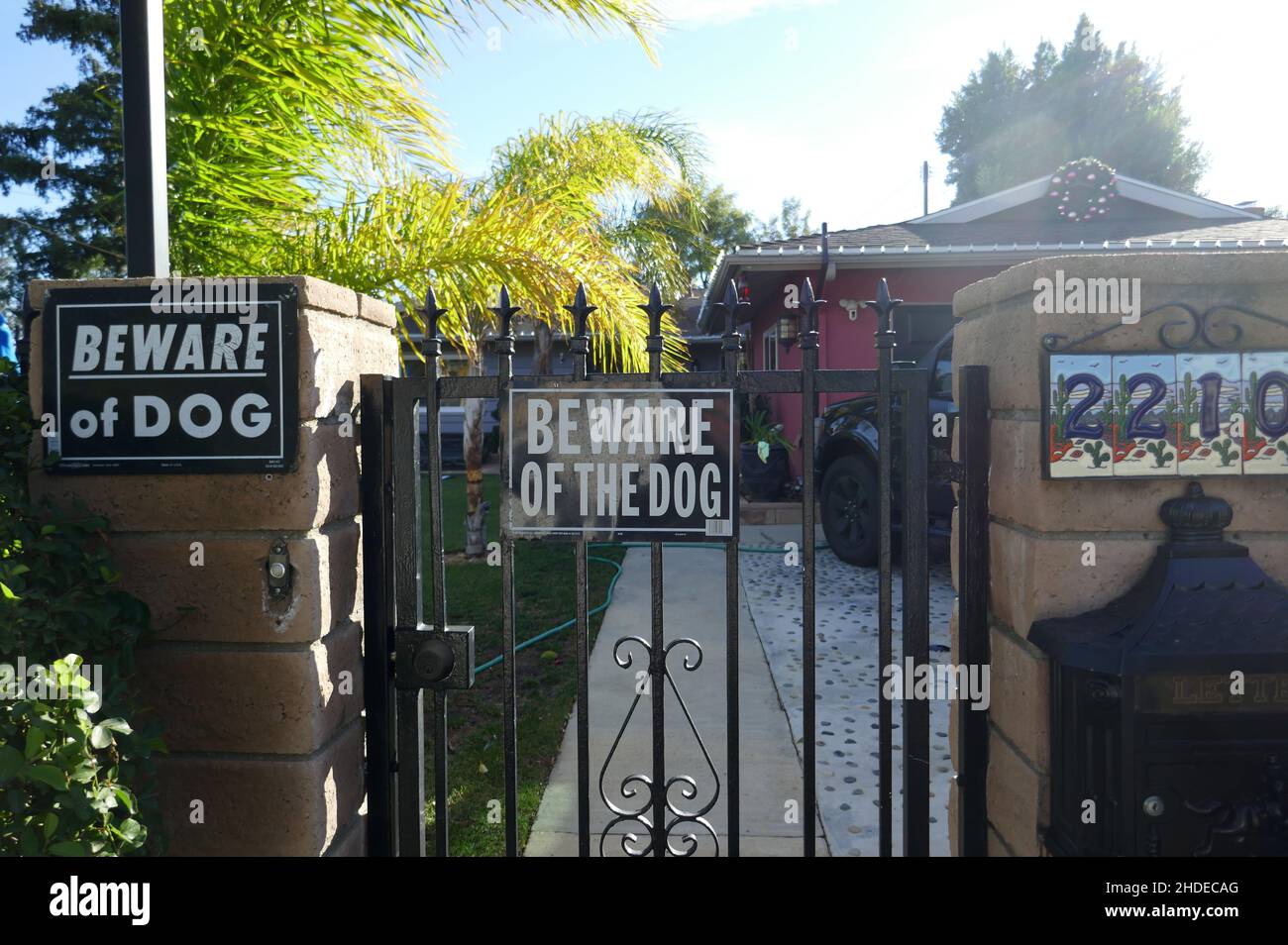 Canoga Park, California, USA 1st. Januar 2022 Eine allgemeine Sicht auf die Atmosphäre im Haus/Haus der Schauspielerin Judith Barsi in der Michale Street 22100 am 1. Januar 2022 in Canoga Park, Kalifornien, USA. Judith Barsi war Kinderdarstellerin und in Filmen wie Jaws, und spielte Stimmen für das Land vor Time und All Dogs Go to Heaven. Hier war sie zu Hause, wo ihr Vater sie ermordete und ihre Mutter sich am 25. Juli 1988 selbst tötete. Foto von Barry King/Alamy Stockfoto Stockfoto