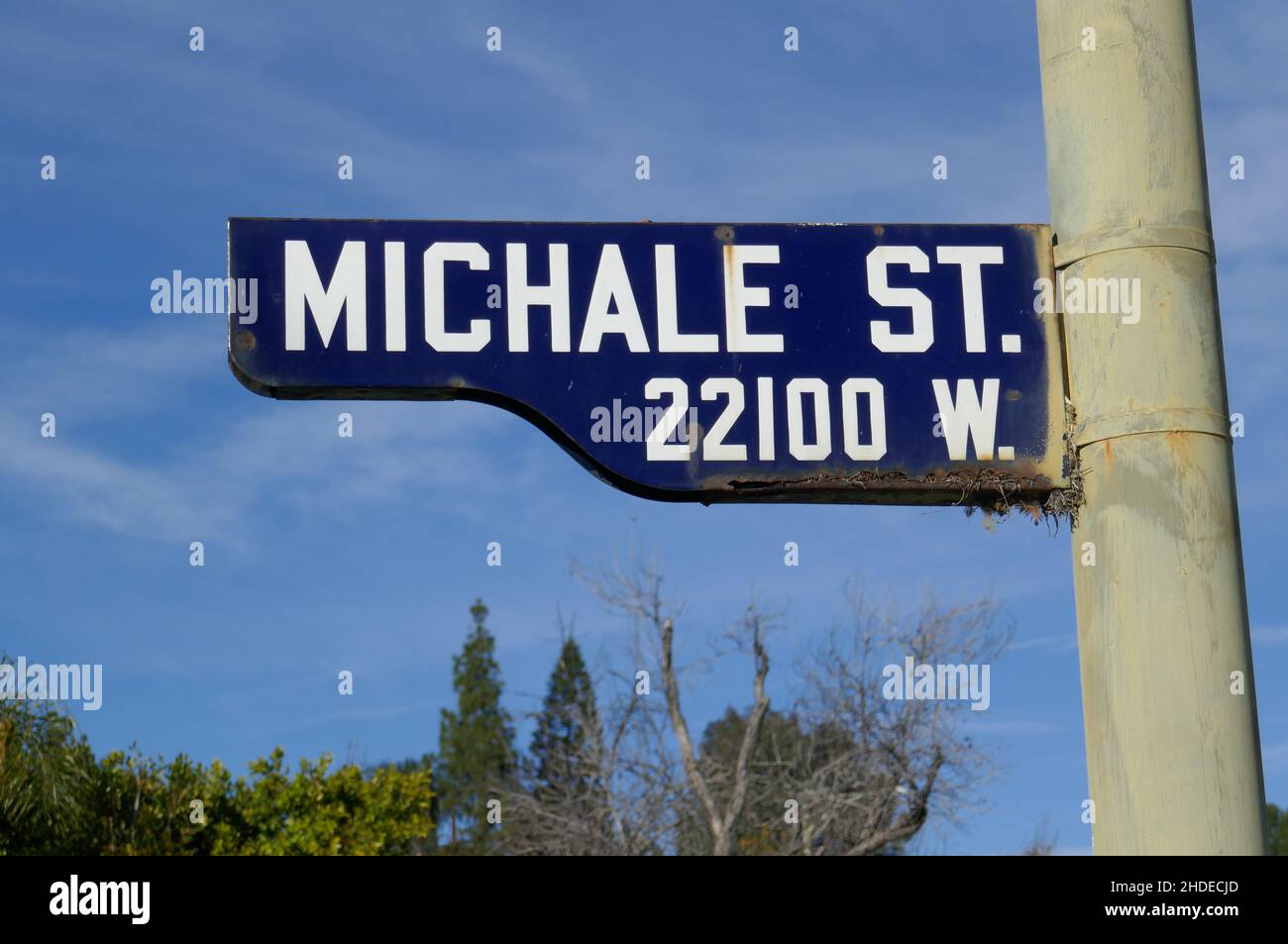 Canoga Park, California, USA 1st. Januar 2022 Eine allgemeine Sicht auf die Atmosphäre im Haus/Haus der Schauspielerin Judith Barsi in der Michale Street 22100 am 1. Januar 2022 in Canoga Park, Kalifornien, USA. Judith Barsi war Kinderdarstellerin und in Filmen wie Jaws, und spielte Stimmen für das Land vor Time und All Dogs Go to Heaven. Hier war sie zu Hause, wo ihr Vater sie ermordete und ihre Mutter sich am 25. Juli 1988 selbst tötete. Foto von Barry King/Alamy Stockfoto Stockfoto