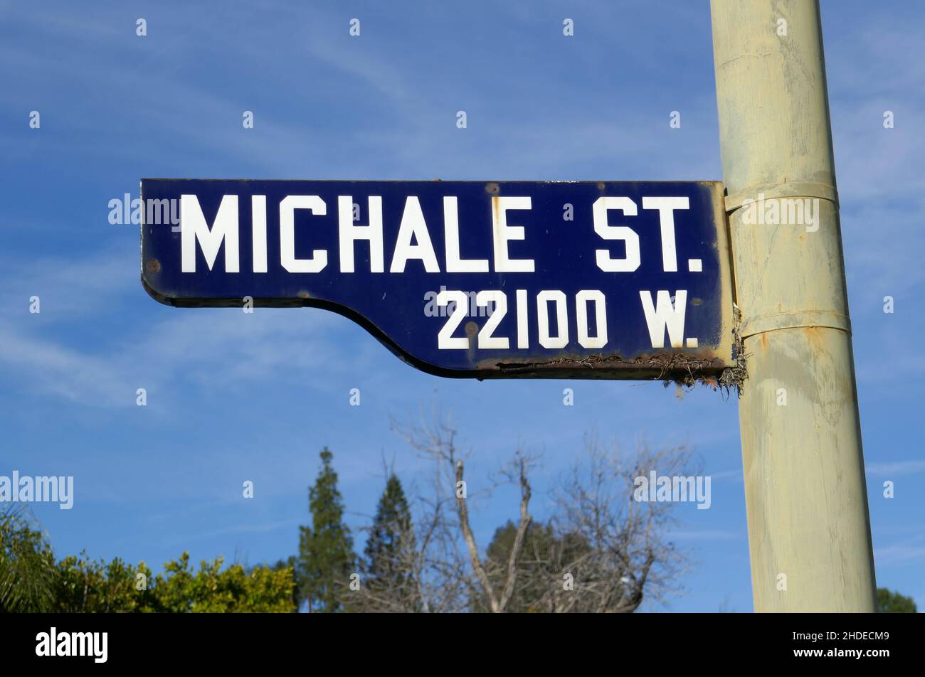 Canoga Park, California, USA 1st. Januar 2022 Eine allgemeine Sicht auf die Atmosphäre im Haus/Haus der Schauspielerin Judith Barsi in der Michale Street 22100 am 1. Januar 2022 in Canoga Park, Kalifornien, USA. Judith Barsi war Kinderdarstellerin und in Filmen wie Jaws, und spielte Stimmen für das Land vor Time und All Dogs Go to Heaven. Hier war sie zu Hause, wo ihr Vater sie ermordete und ihre Mutter sich am 25. Juli 1988 selbst tötete. Foto von Barry King/Alamy Stockfoto Stockfoto