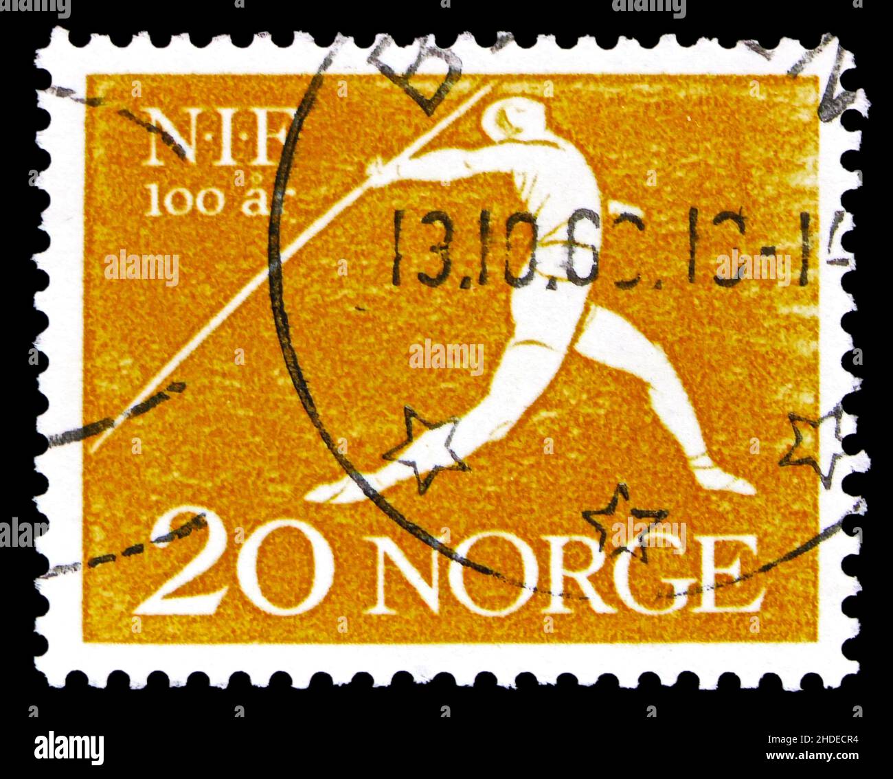 MOSKAU, RUSSLAND - 4. NOVEMBER 2021: In Norwegen gedruckte Briefmarke zeigt Javelin Throw Sport, 100 Jahre Norwegian Sport Association Serie, um 1961 Stockfoto