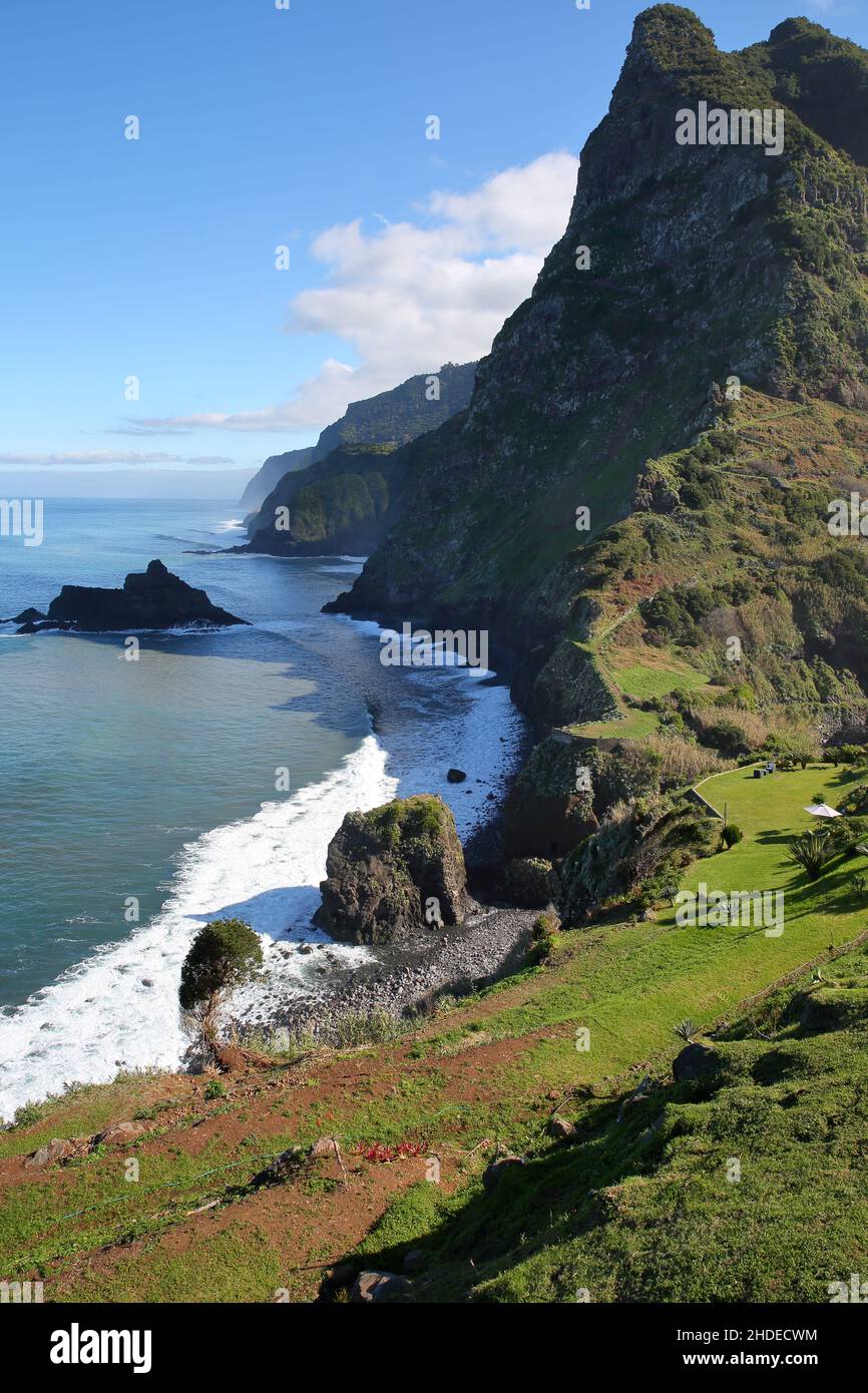 Die Nordküste von Ponta Delgada nach Sao Jorge, vom Aussichtspunkt Miradouro Sao Cristovao, Madeira Island, Portugal aus gesehen Stockfoto