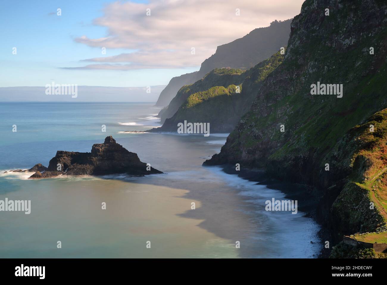 Die Nordküste von Ponta Delgada nach Sao Jorge, vom Aussichtspunkt Miradouro Sao Cristovao, Madeira Island, Portugal aus gesehen Stockfoto