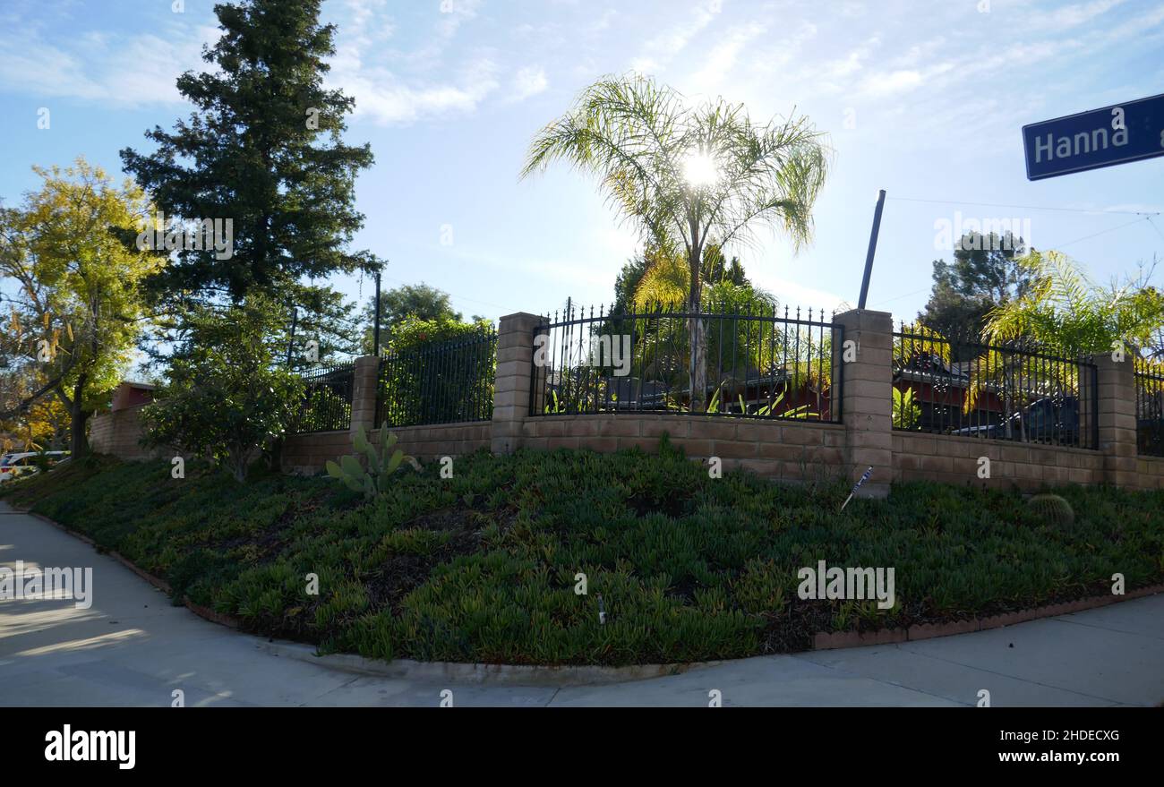 Canoga Park, California, USA 1st. Januar 2022 Eine allgemeine Sicht auf die Atmosphäre im Haus/Haus der Schauspielerin Judith Barsi in der Michale Street 22100 am 1. Januar 2022 in Canoga Park, Kalifornien, USA. Judith Barsi war Kinderdarstellerin und in Filmen wie Jaws, und spielte Stimmen für das Land vor Time und All Dogs Go to Heaven. Hier war sie zu Hause, wo ihr Vater sie ermordete und ihre Mutter sich am 25. Juli 1988 selbst tötete. Foto von Barry King/Alamy Stockfoto Stockfoto