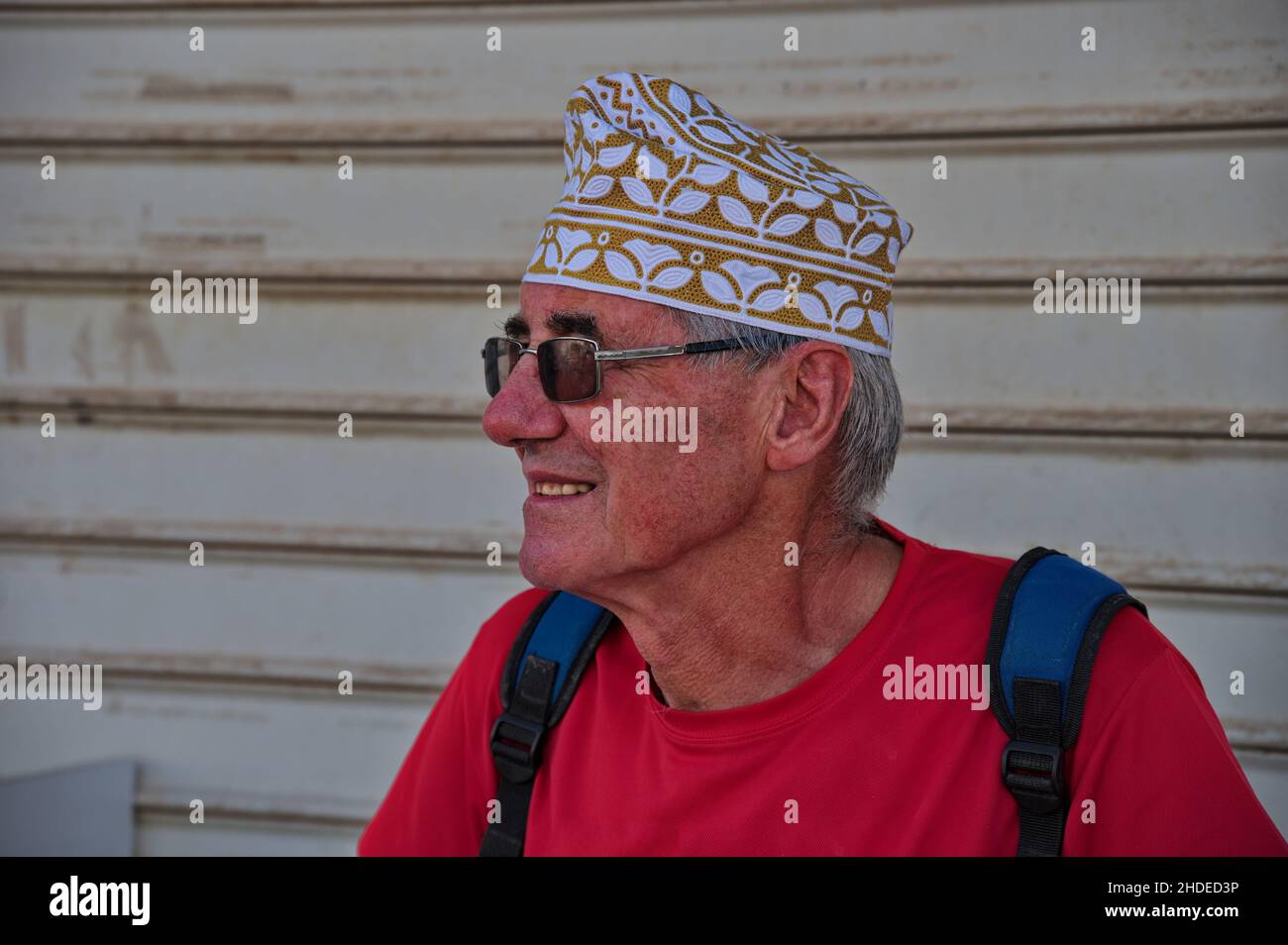 Portrait eines älteren Touristen in traditionellem omanischen Hut Stockfoto