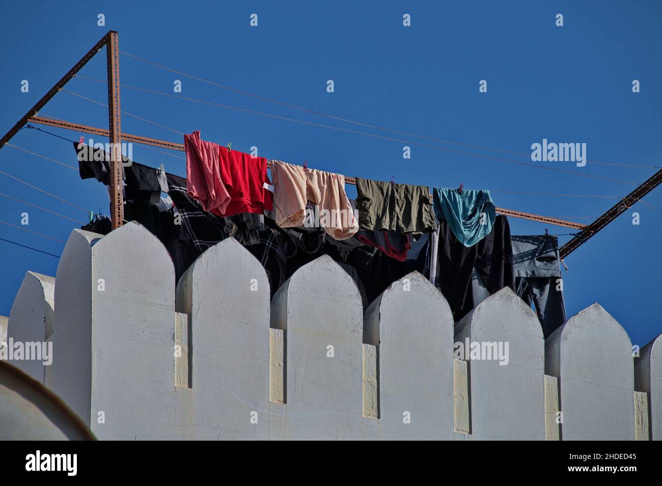 Trocknen der Wäsche auf der Oberseite des Hauses Stockfoto