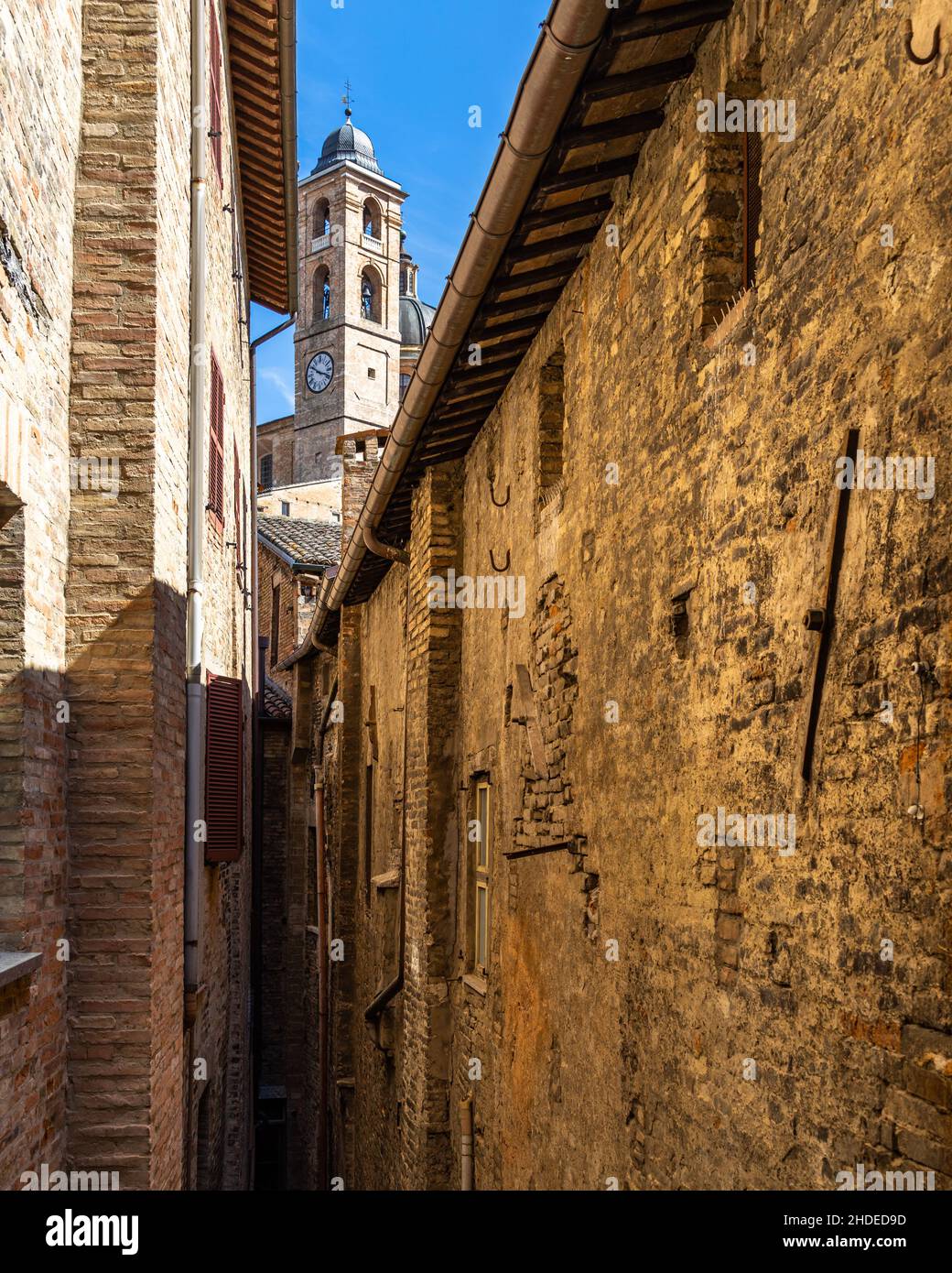 Eine typische Gasse im mittelalterlichen Zentrum von Urbino, Umbrien, Italien Stockfoto