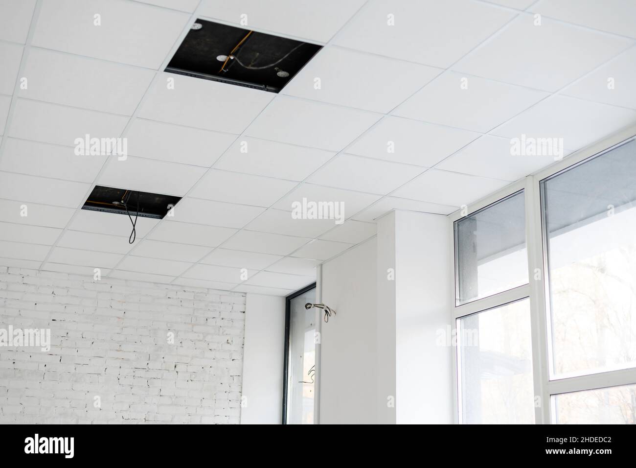 Abgehängte Armstrong Decke, Armstrong Deckenfliesen, abgehängte Calgary Mineralfaser Decke Stockfotografie