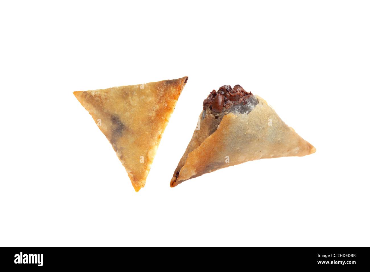 Mit Schokolade gefüllte gebratene knusprige Samosa isoliert auf weißem Hintergrund. Stockfoto