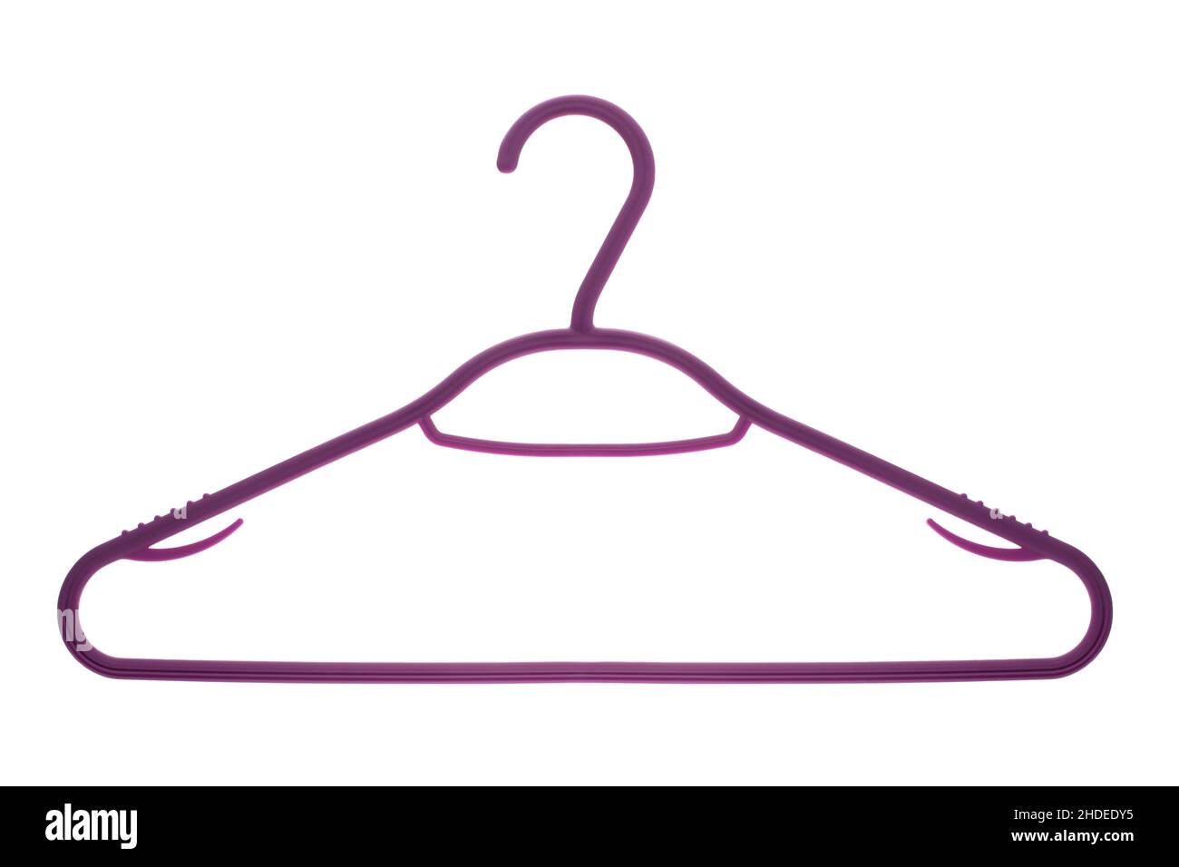 Kunststoff lila Kleiderbügel auf weißem Hintergrund Stockfoto