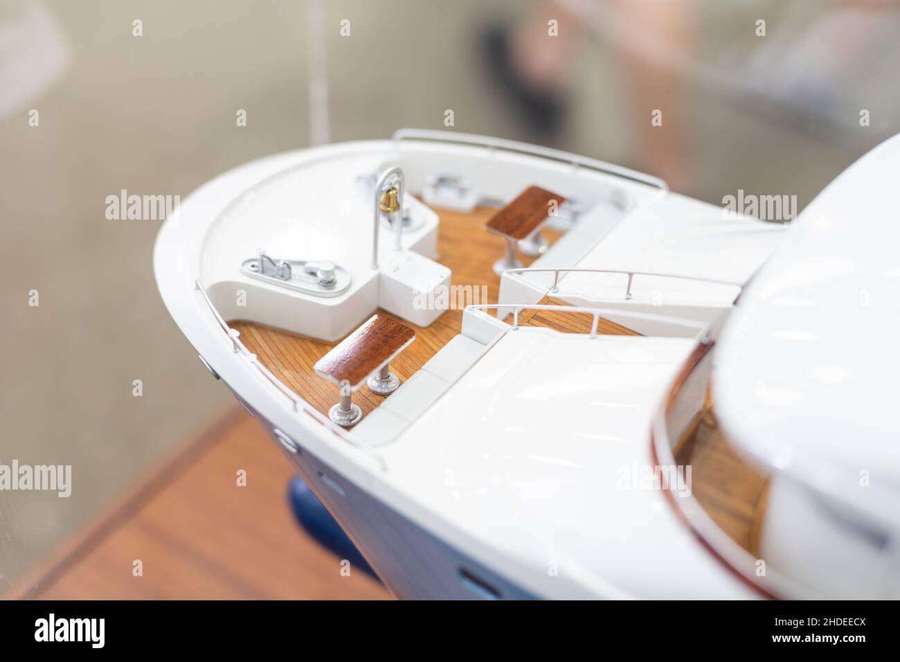 Ein Modellboot in Innenräumen zu machen, ein Hobby zu verfolgen Stockfoto