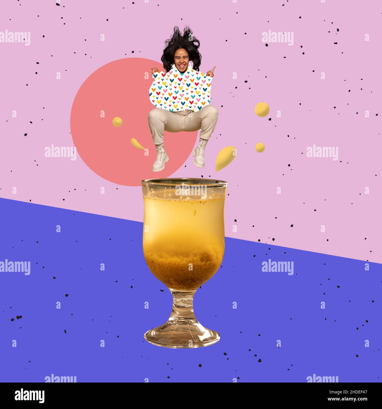 Zeitgenössische Kunstcollage, modernes Design. Partylaune. Junge glückliche Mädchen springen in Cocktail-Glas mit heißem Getränk Stockfoto
