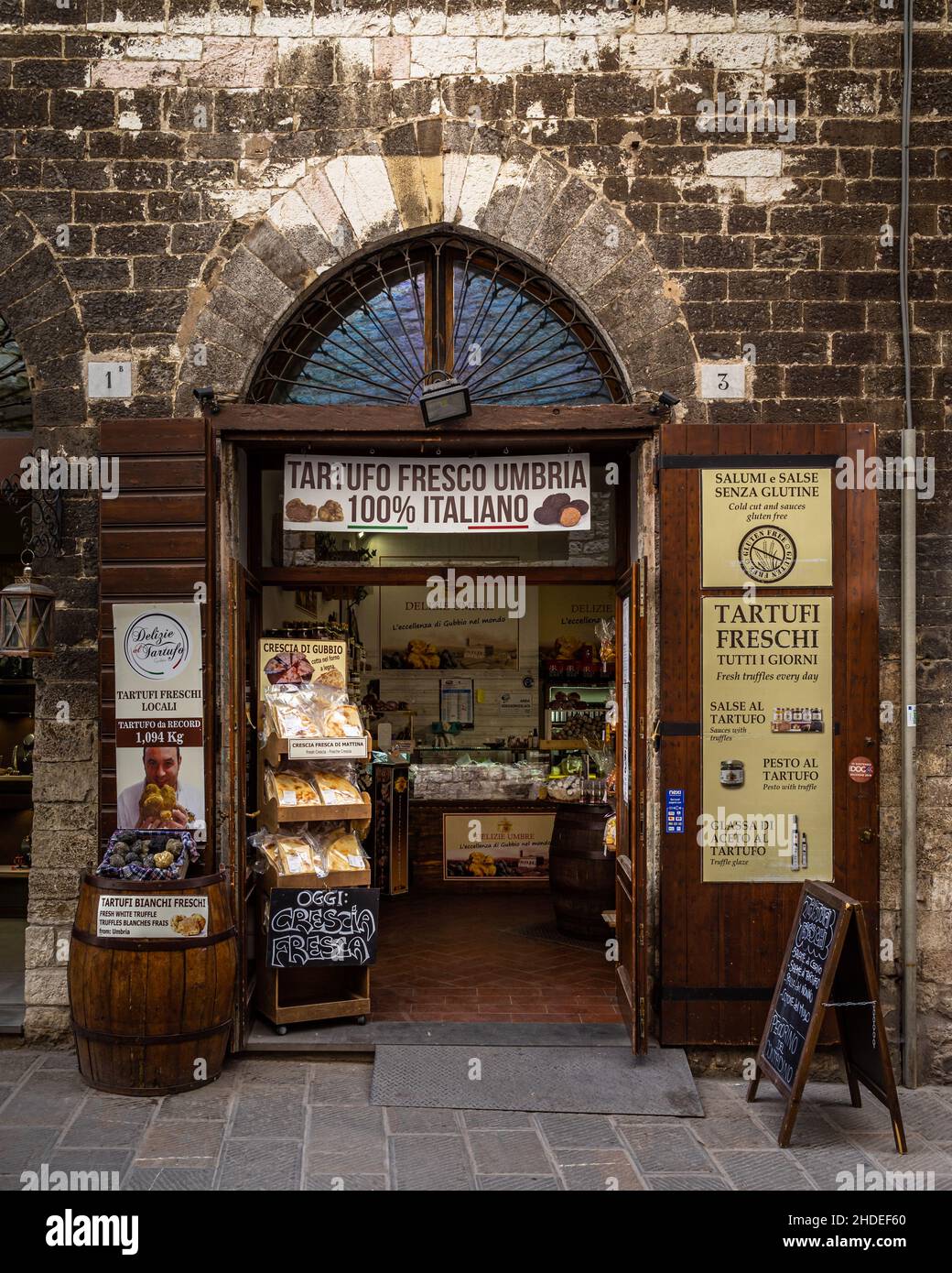 Gubbio, Italien, August 2021 – Ein Geschäft, das Trüffel und andere typische Gerichte und Gastronomie der Region Umbrien verkauft Stockfoto