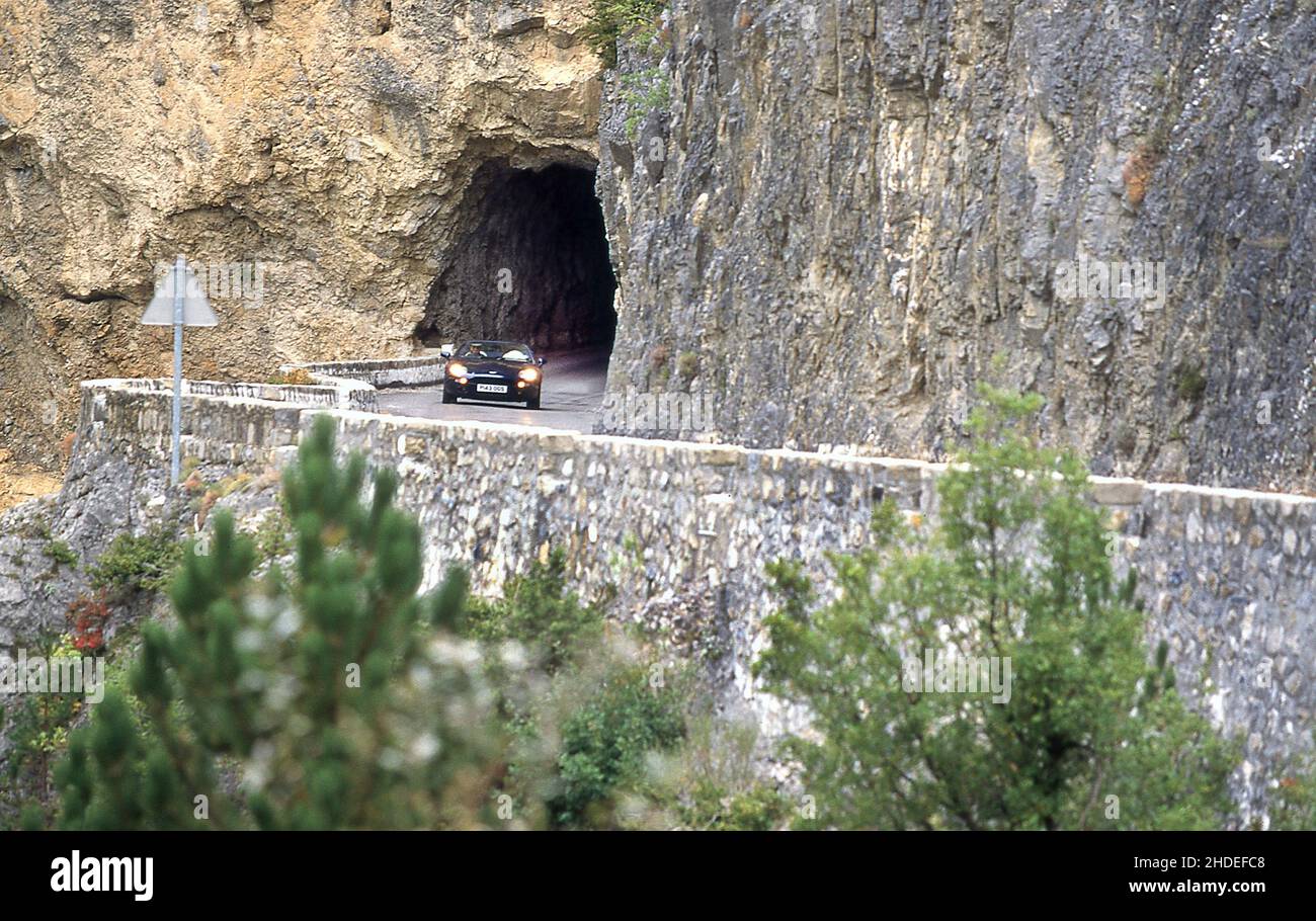 Roadtrip entlang der Route des Grandes Alpes France in einem 1996 Aston Martin DB7 Volante. Stockfoto