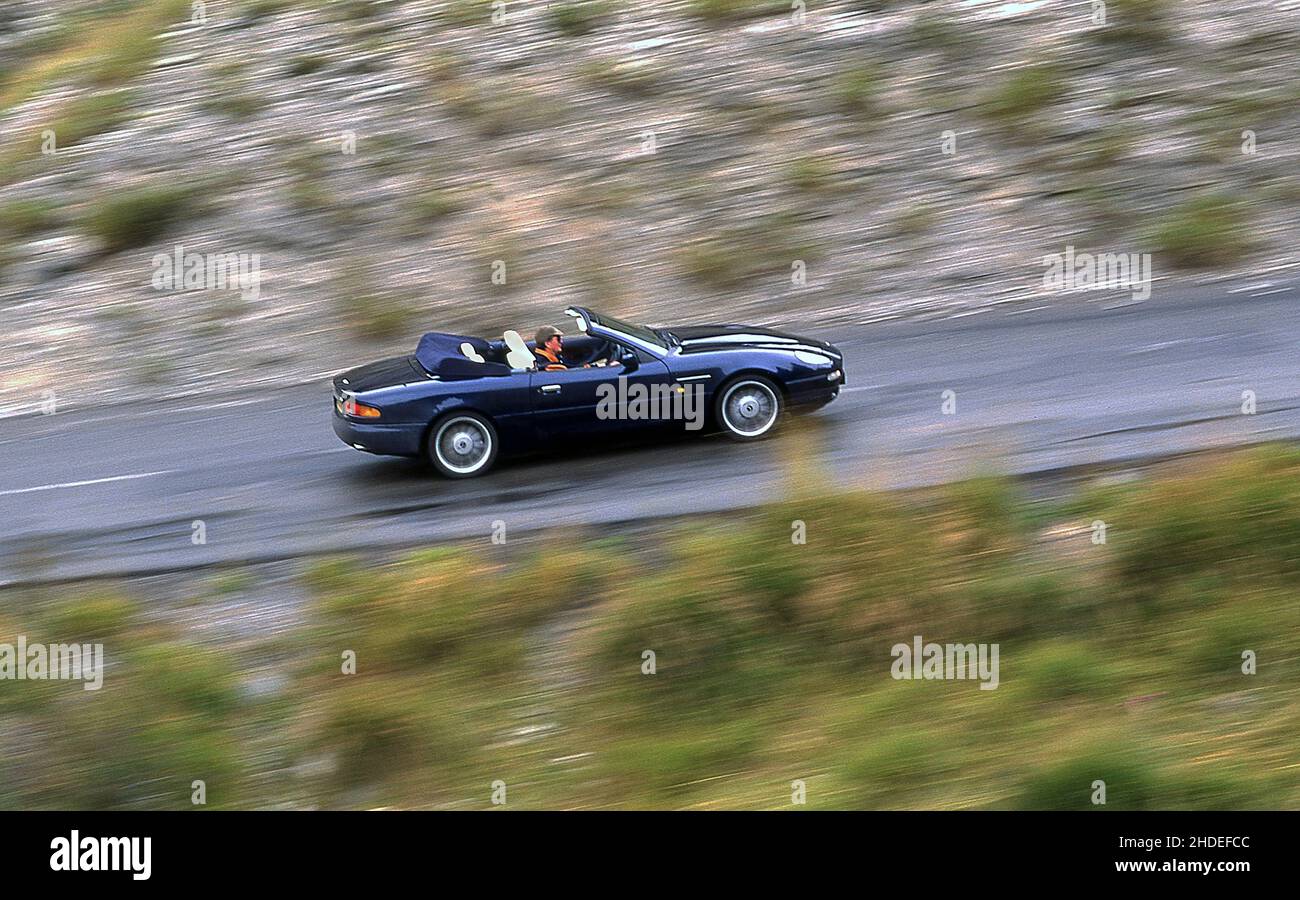 Roadtrip entlang der Route des Grandes Alpes France in einem 1996 Aston Martin DB7 Volante. Stockfoto